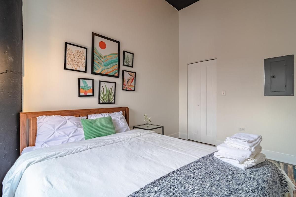 Apartment Mccormick Place Huge 2br Cozy Loft With Optional Parking Sleeps 8 Near Soldier Field And Grant Park Chicago