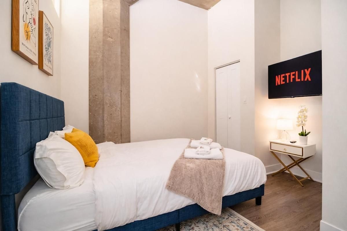 Apartment Mccormick Place Beautiful 2br With Optional Parking Sleeps Up To 8 Near Soldier Field, Grant Park And Lakefront Trail *