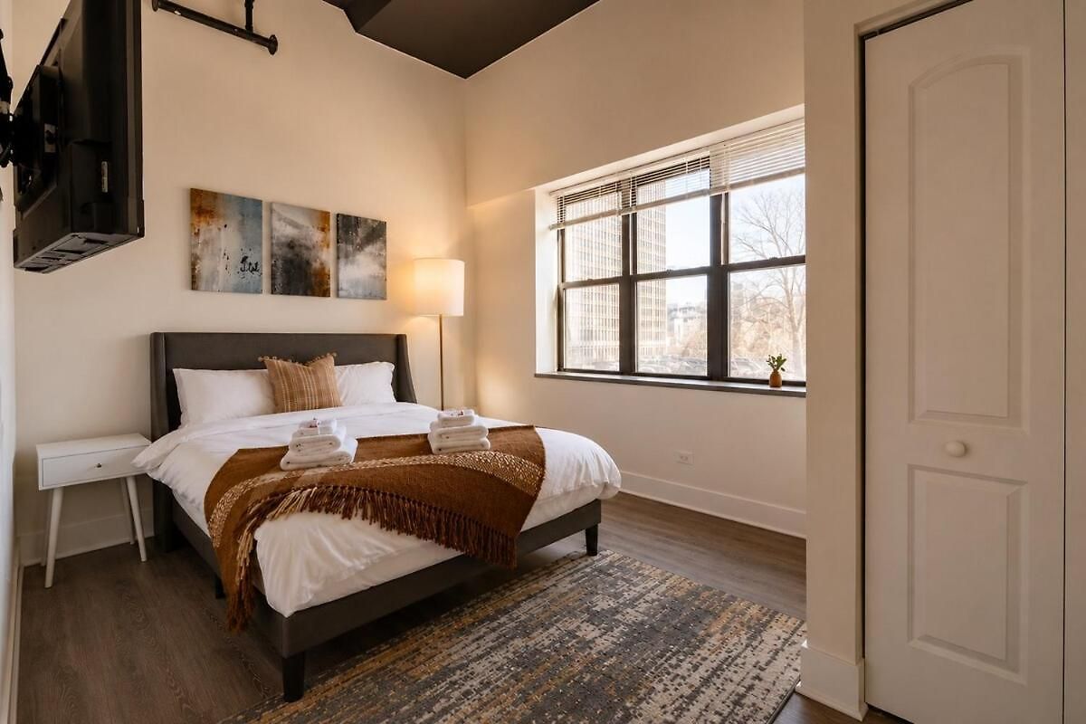 Mccormick Place 2br Spacious Corner Unit With Optional Parking Sleeps 6 Guests Near Soldier Field And Grant Park Apartment Chicago