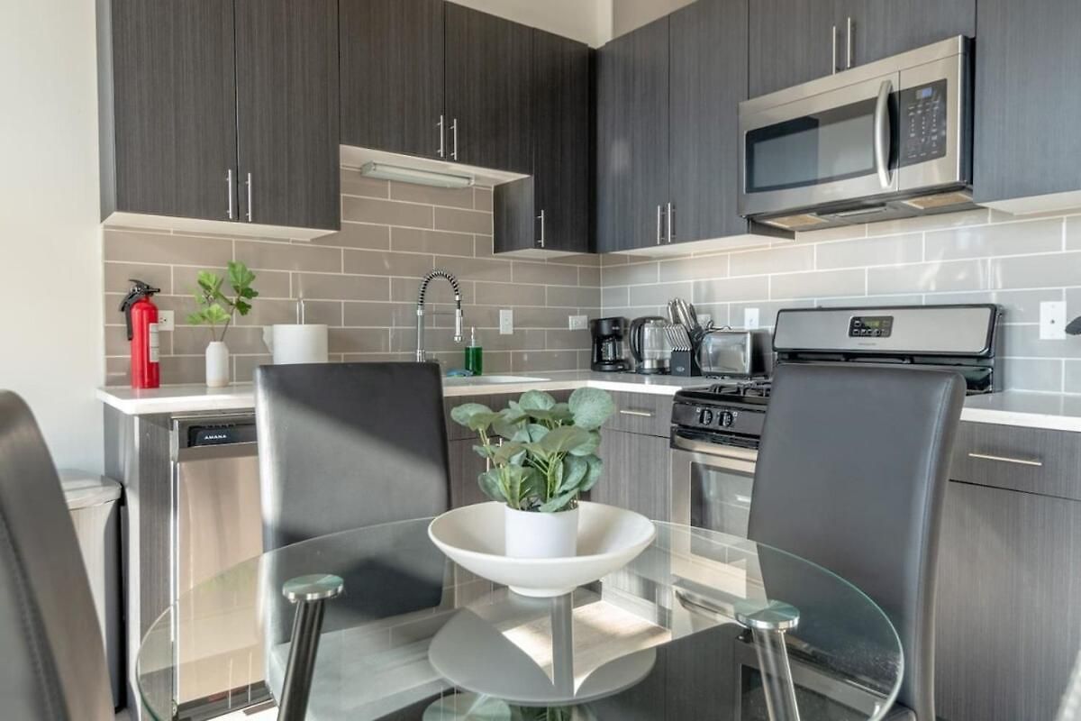 Mccormick Place Beautiful 2br With Optional Parking Sleeps Up To 8 Near Soldier Field, Grant Park And Lakefront Trail