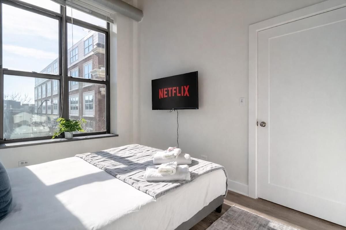 Apartment Mccormick Place Beautiful 2br With Optional Parking Sleeps Up To 8 Near Soldier Field, Grant Park And Lakefront Trail *