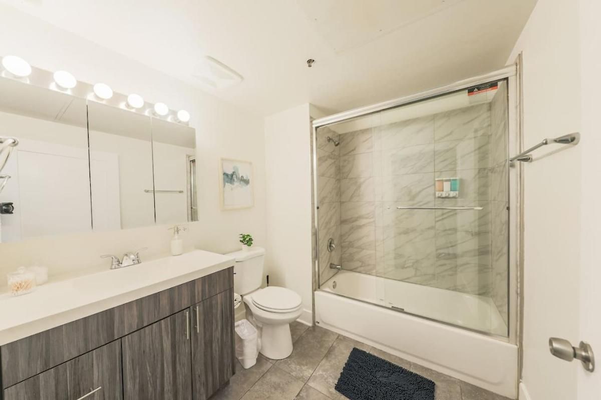 Mccormick Place Beautiful 2br With Optional Parking Sleeps Up To 8 Near Soldier Field, Grant Park And Lakefront Trail *