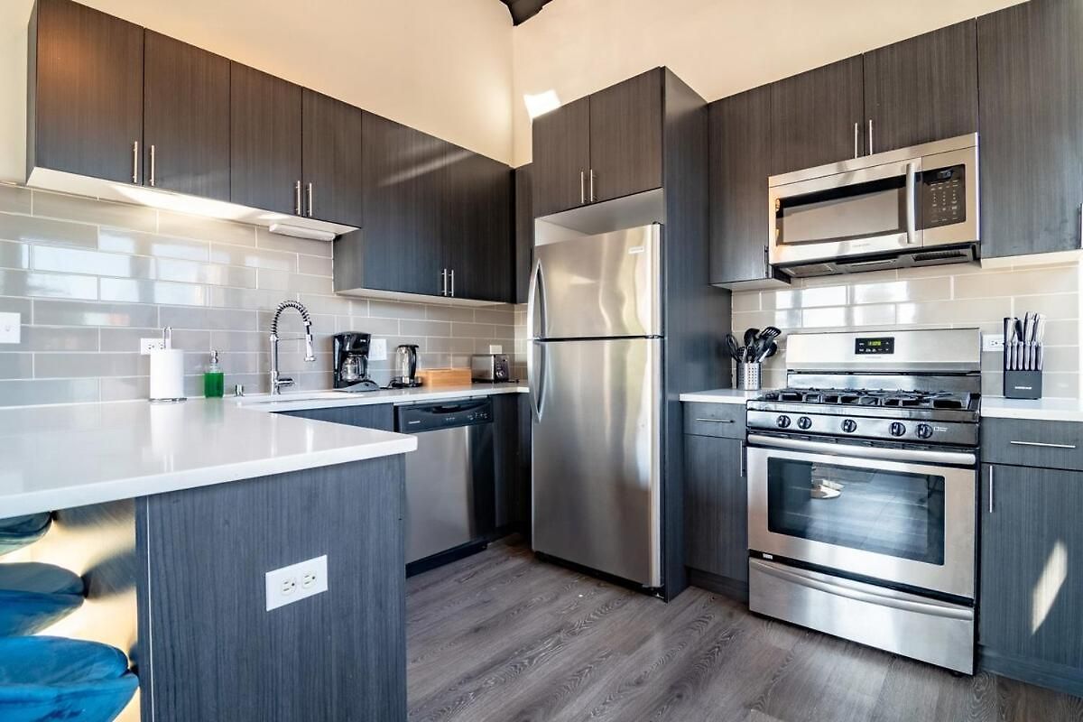 Mccormick Place 2br Spacious Corner Unit With Optional Parking Sleeps 6 Guests Near Soldier Field And Grant Park Apartment
