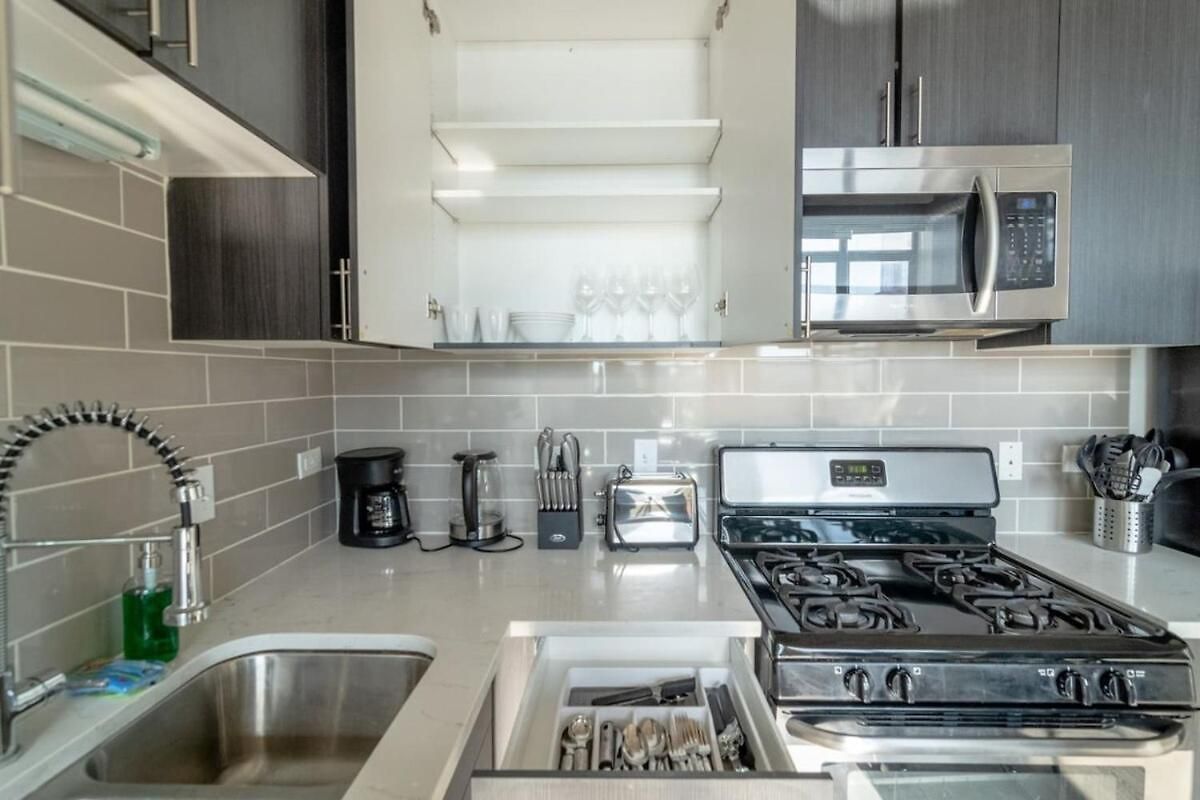 Apartment Mccormick Place Beautiful 2br With Optional Parking Sleeps Up To 8 Near Soldier Field, Grant Park And Lakefront Trail