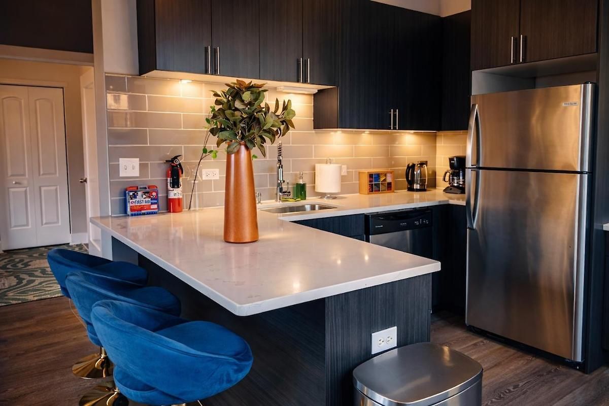 Mccormick Place 2br Spacious Corner Unit With Optional Parking Sleeps 6 Guests Near Soldier Field And Grant Park
