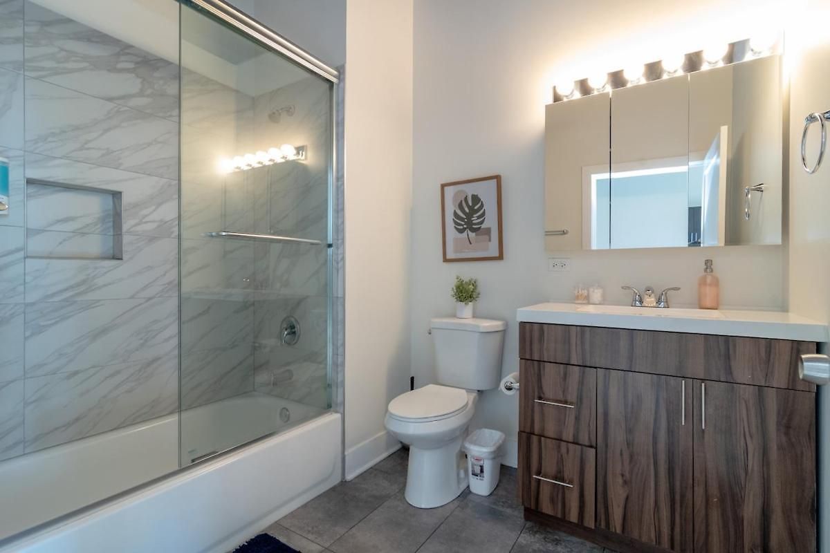 Mccormick Place 2br Stylish With Optional Parking And Gym For Up To 8 Guests Near Soldier Field And Grant Park Apartment