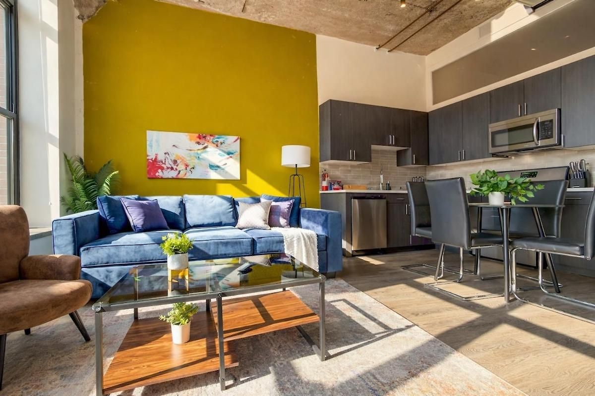 Mccormick Place 2br Stylish With Optional Parking And Gym For Up To 8 Guests Near Soldier Field And Grant Park