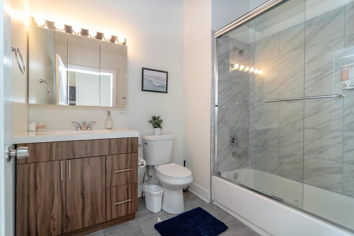 Mccormick Place 2br Stylish With Optional Parking And Gym For Up To 8 Guests Near Soldier Field And Grant Park Apartment Chicago