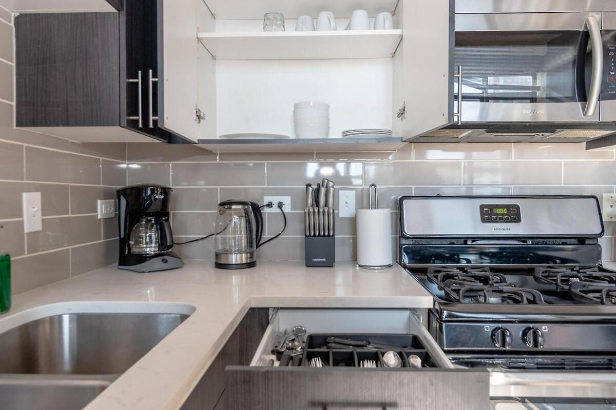 Mccormick Place 2br Stylish With Optional Parking And Gym For Up To 8 Guests Near Soldier Field And Grant Park Chicago