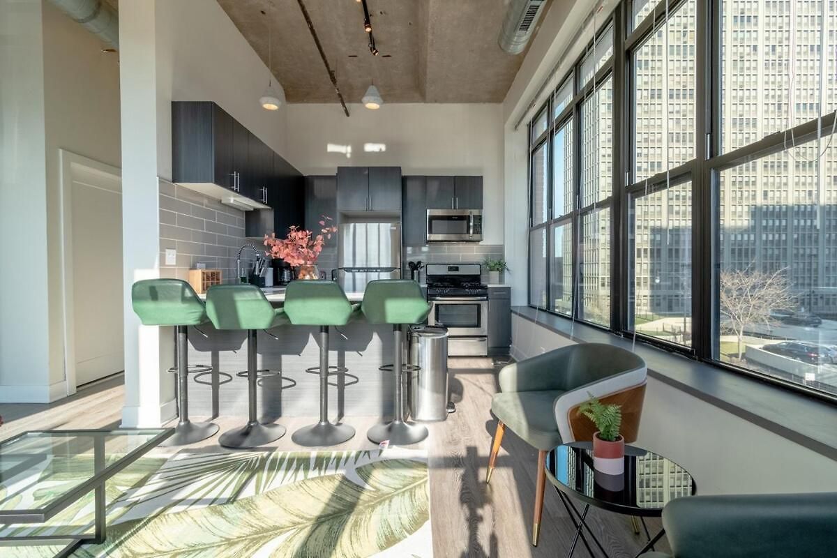 Mccormick Place Stylish Corner With Optional Parking And Gym Access Sleep 6 In South Loop Chicago