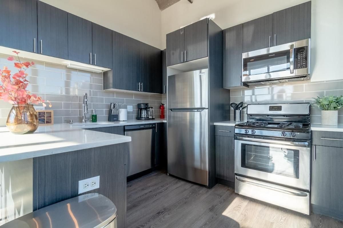 Mccormick Place Stylish Corner With Optional Parking And Gym Access Sleep 6 In South Loop Apartment