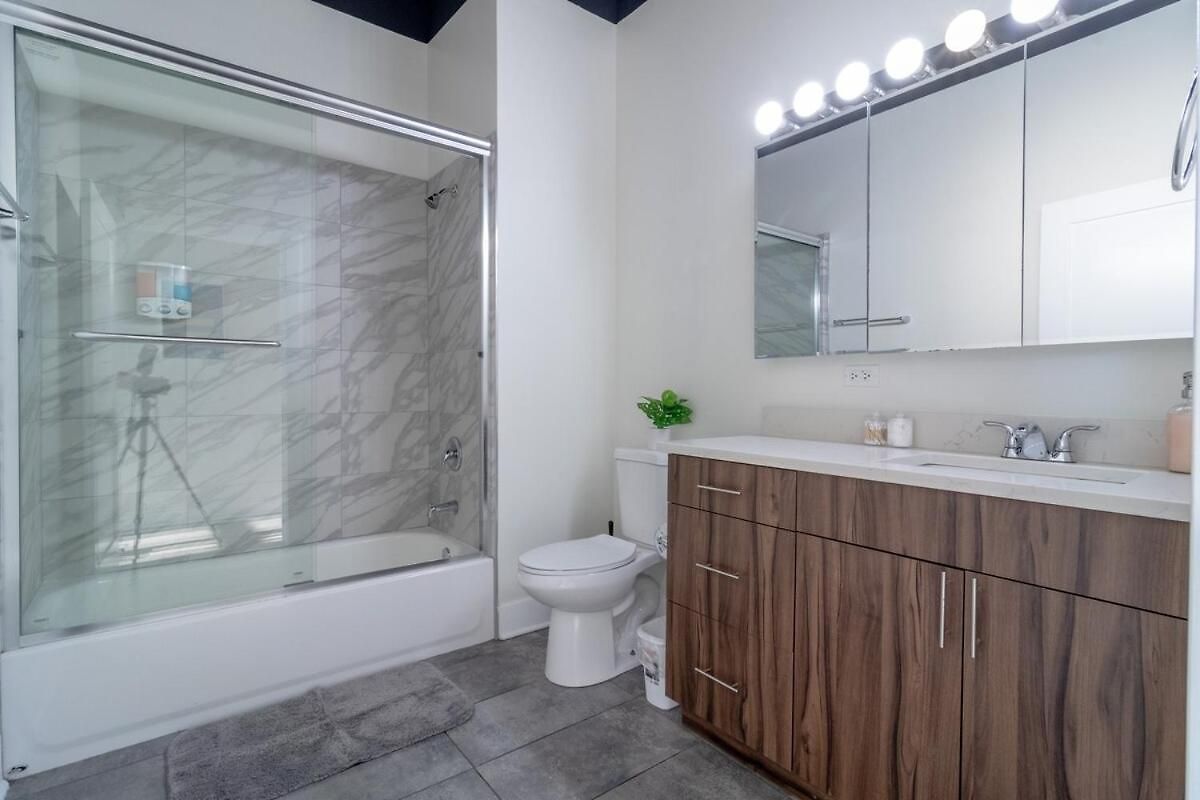 Mccormick Place Stylish Corner With Optional Parking And Gym Access Sleep 6 In South Loop Apartment Chicago
