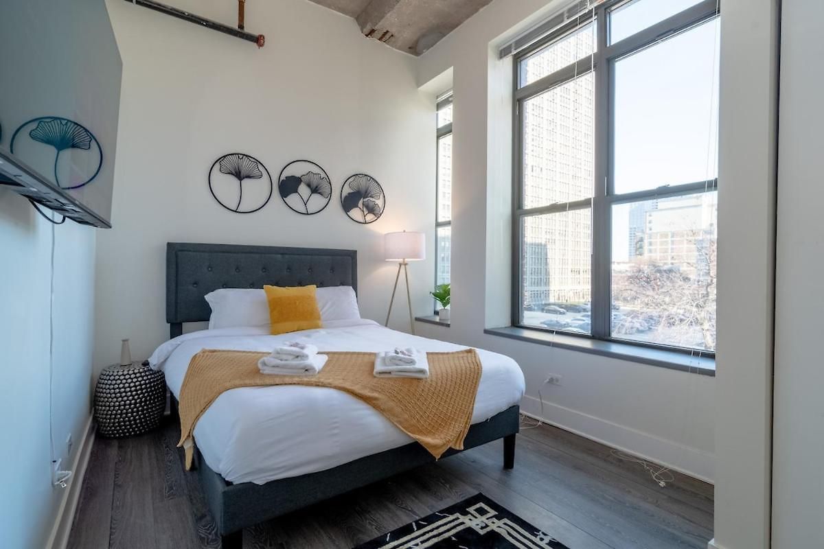 Mccormick Place Stylish Corner With Optional Parking And Gym Access Sleep 6 In South Loop