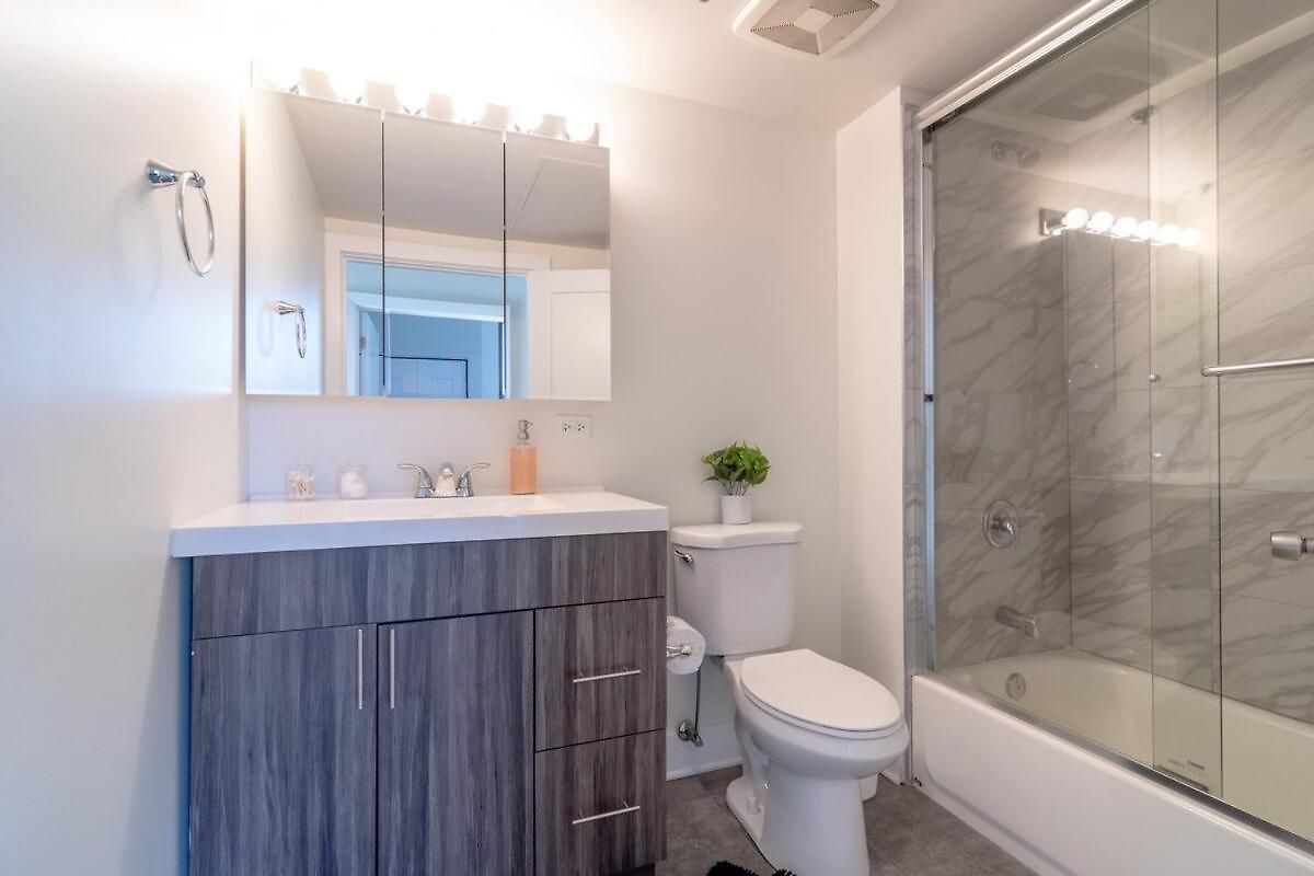 Mccormick Place Stylish Corner With Optional Parking And Gym Access Sleep 6 In South Loop Apartment Chicago