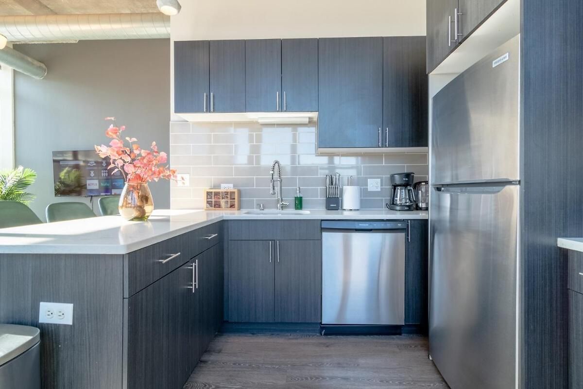 Mccormick Place Stylish Corner With Optional Parking And Gym Access Sleep 6 In South Loop Apartment