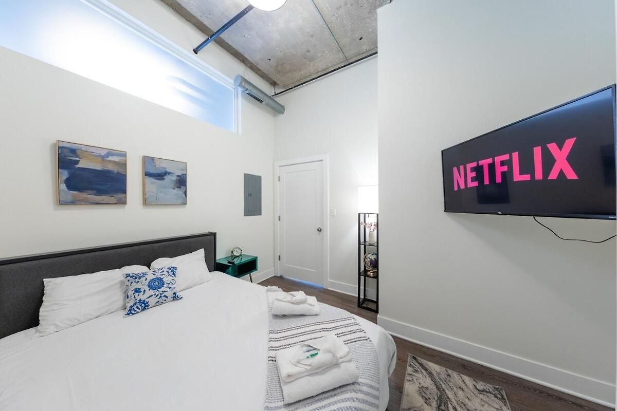 Apartment Mccormick Place 2br With Patio, Skyline View And Optional Parking Sleeps 6 Near Soldier Field And Grant Park