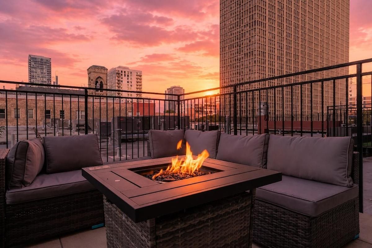 Apartment Mccormick Place 2br With Patio, Skyline View And Optional Parking Sleeps 6 Near Soldier Field And Grant Park Chicago