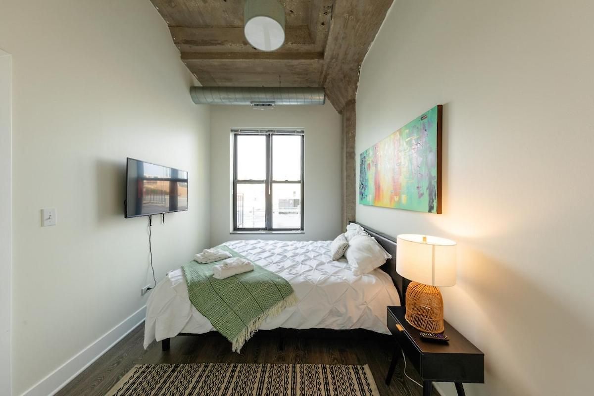 Mccormick Place 2br With Patio, Skyline View And Optional Parking Sleeps 6 Near Soldier Field And Grant Park *