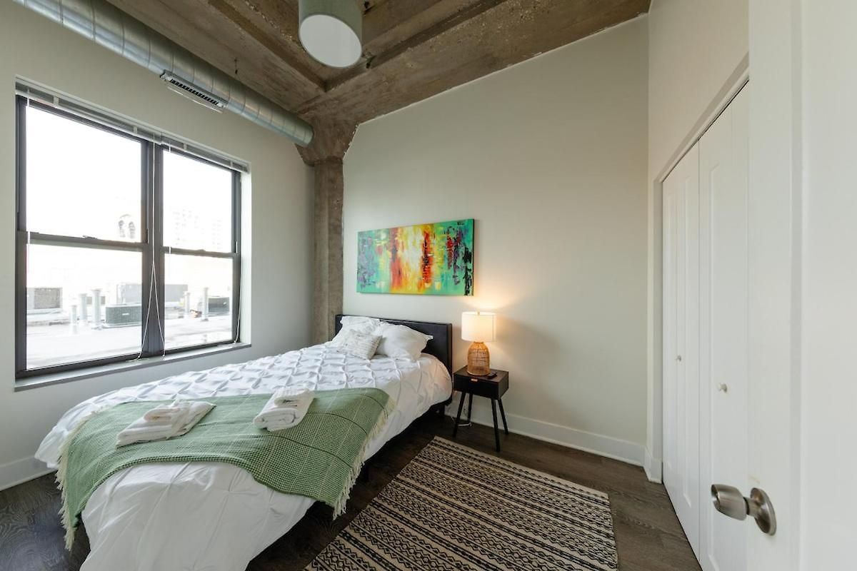 Mccormick Place 2br With Patio, Skyline View And Optional Parking Sleeps 6 Near Soldier Field And Grant Park Chicago