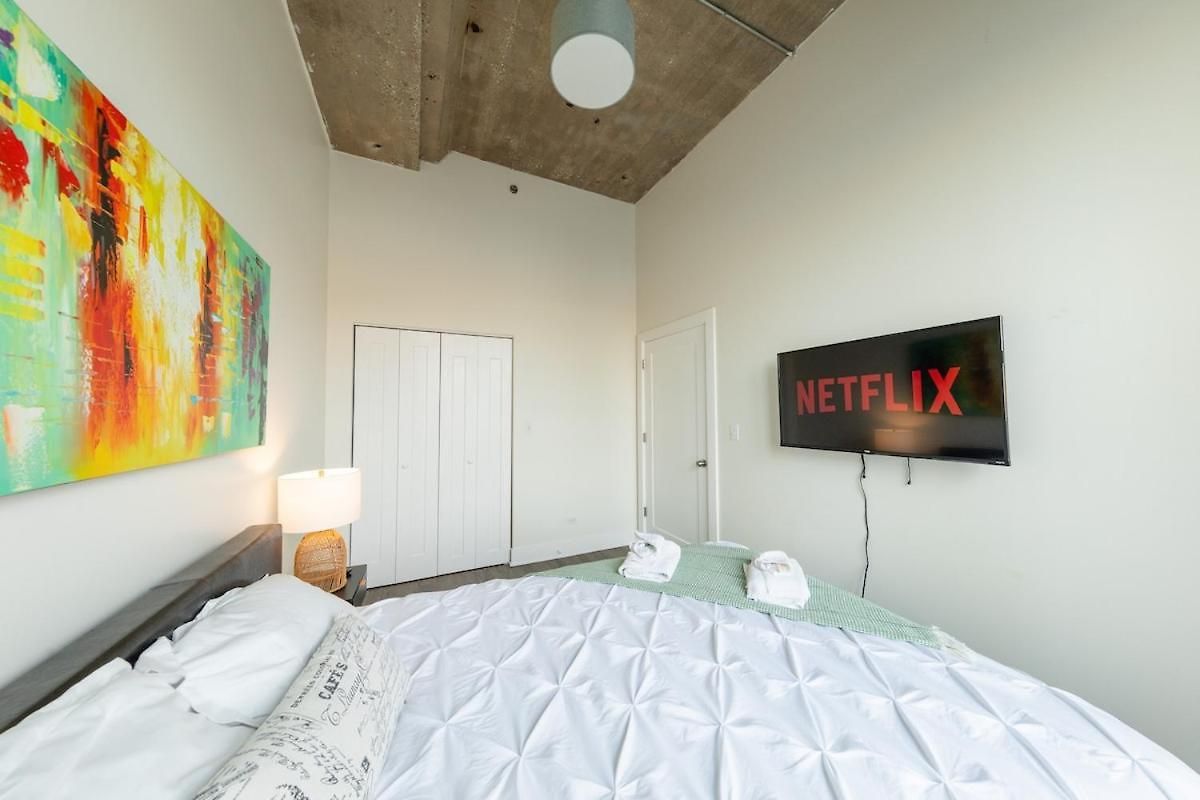 Mccormick Place 2br With Patio, Skyline View And Optional Parking Sleeps 6 Near Soldier Field And Grant Park
