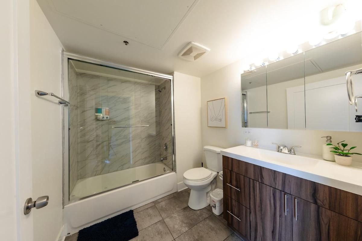 Apartment Mccormick Place 2br With Patio, Skyline View And Optional Parking Sleeps 6 Near Soldier Field And Grant Park