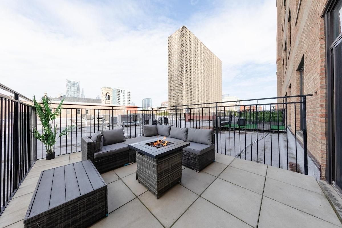 Mccormick Place 2br With Patio, Skyline View And Optional Parking Sleeps 6 Near Soldier Field And Grant Park Apartment Chicago