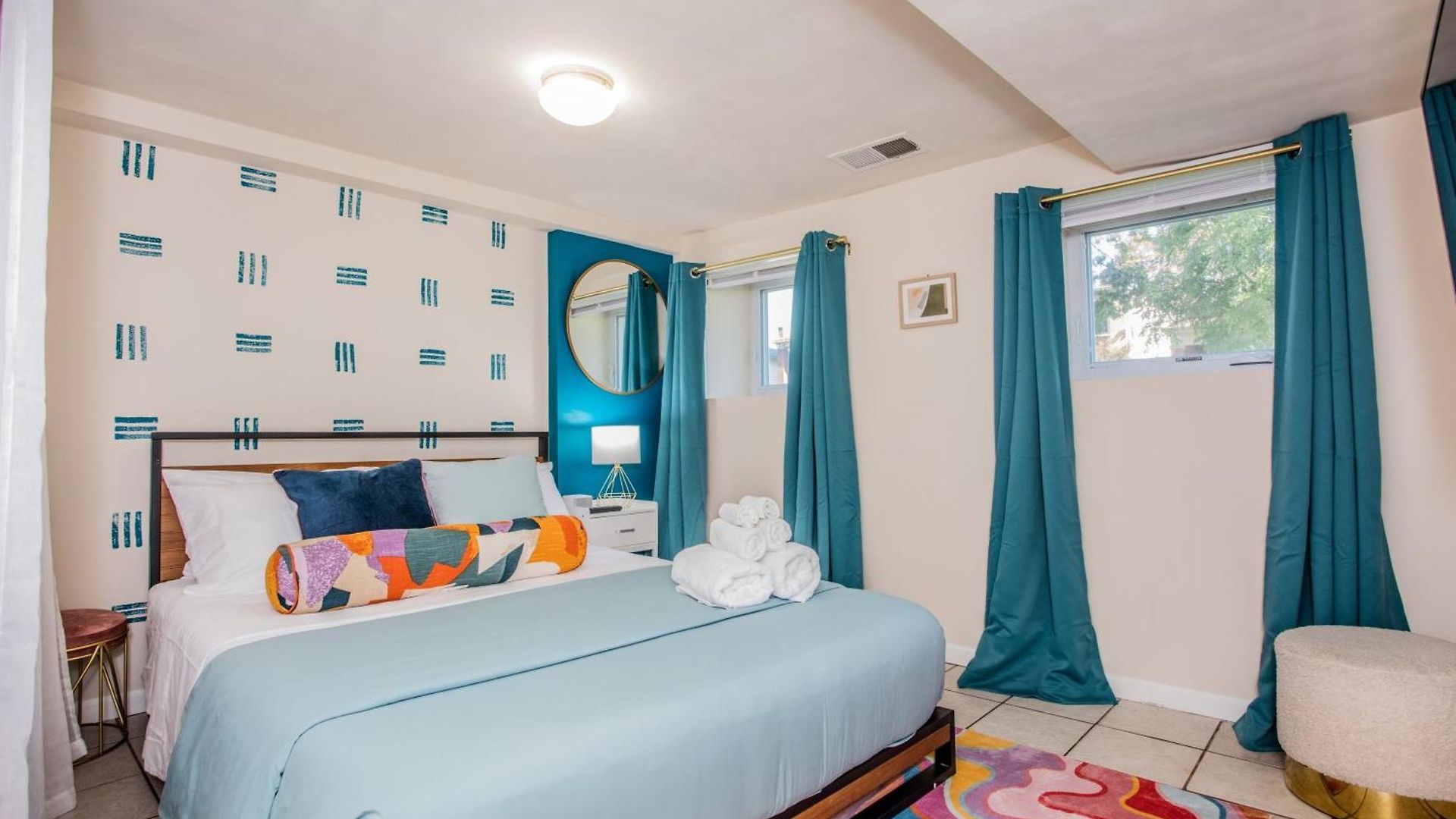 Walk To Train L Near Attractions And Ord L Free Parking L Patio Apartment Chicago