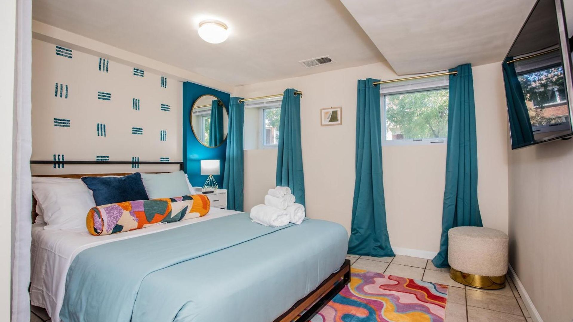 Walk To Train L Near Attractions And Ord L Free Parking L Patio