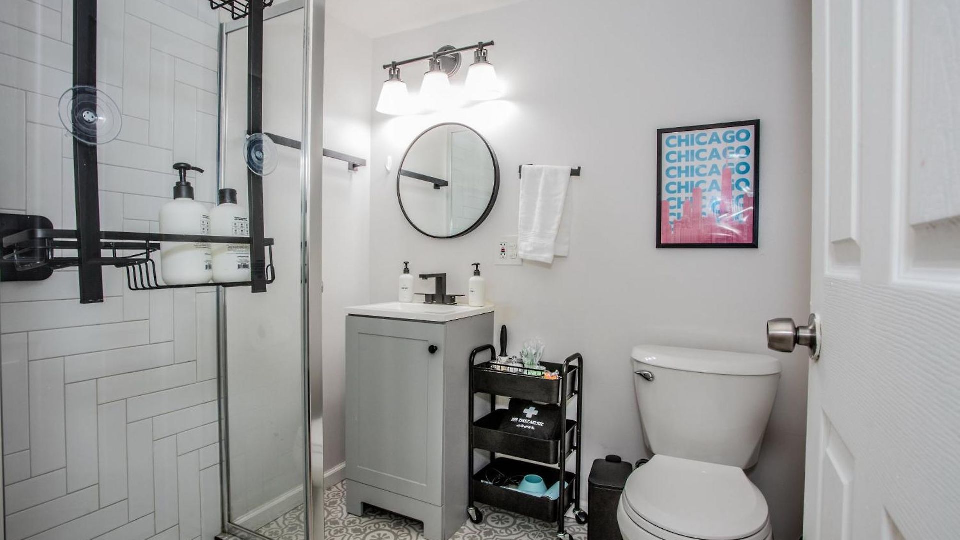 Walk To Train L Near Attractions And Ord L Free Parking L Patio Apartment *