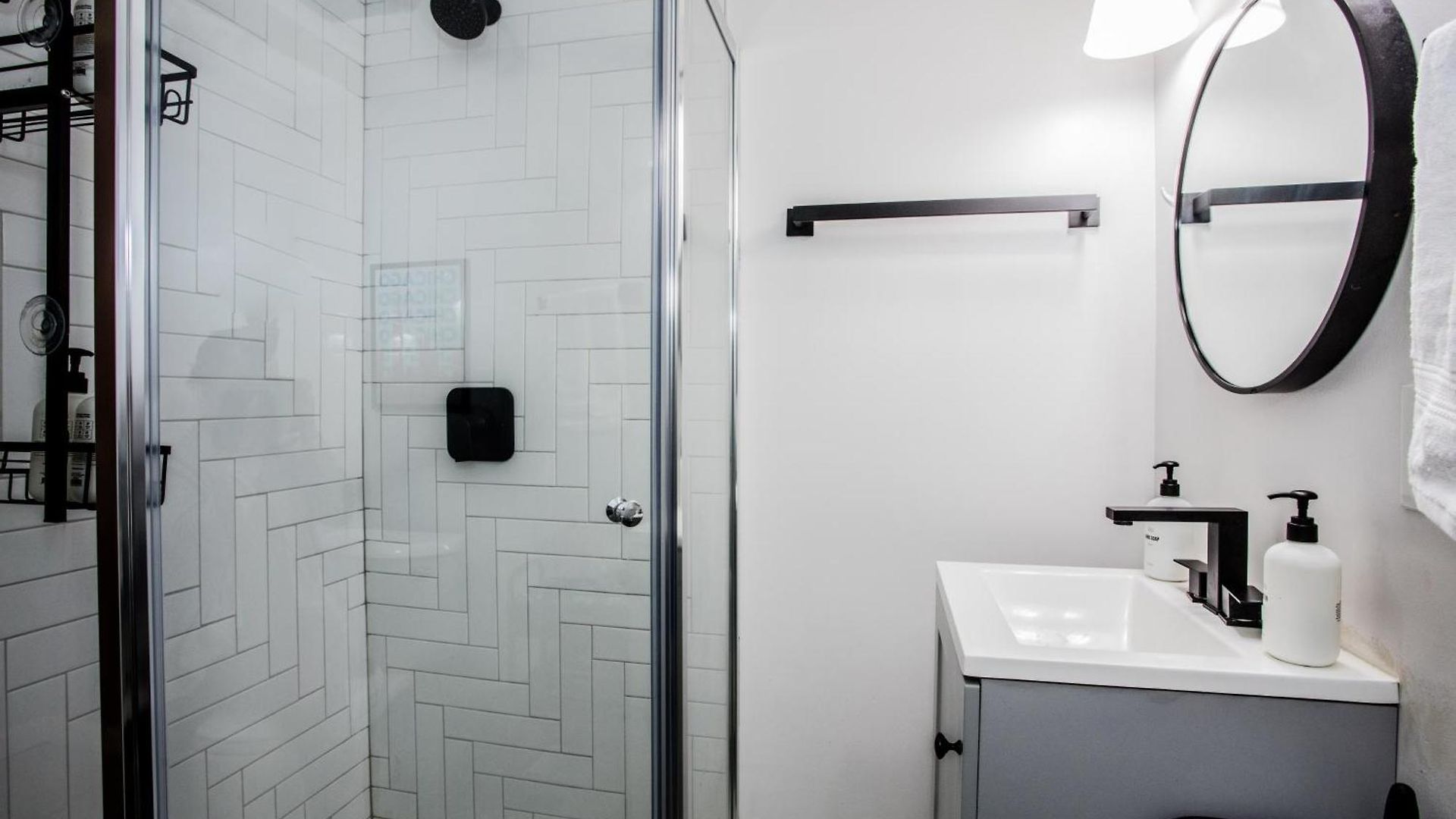 Walk To Train L Near Attractions And Ord L Free Parking L Patio Apartment