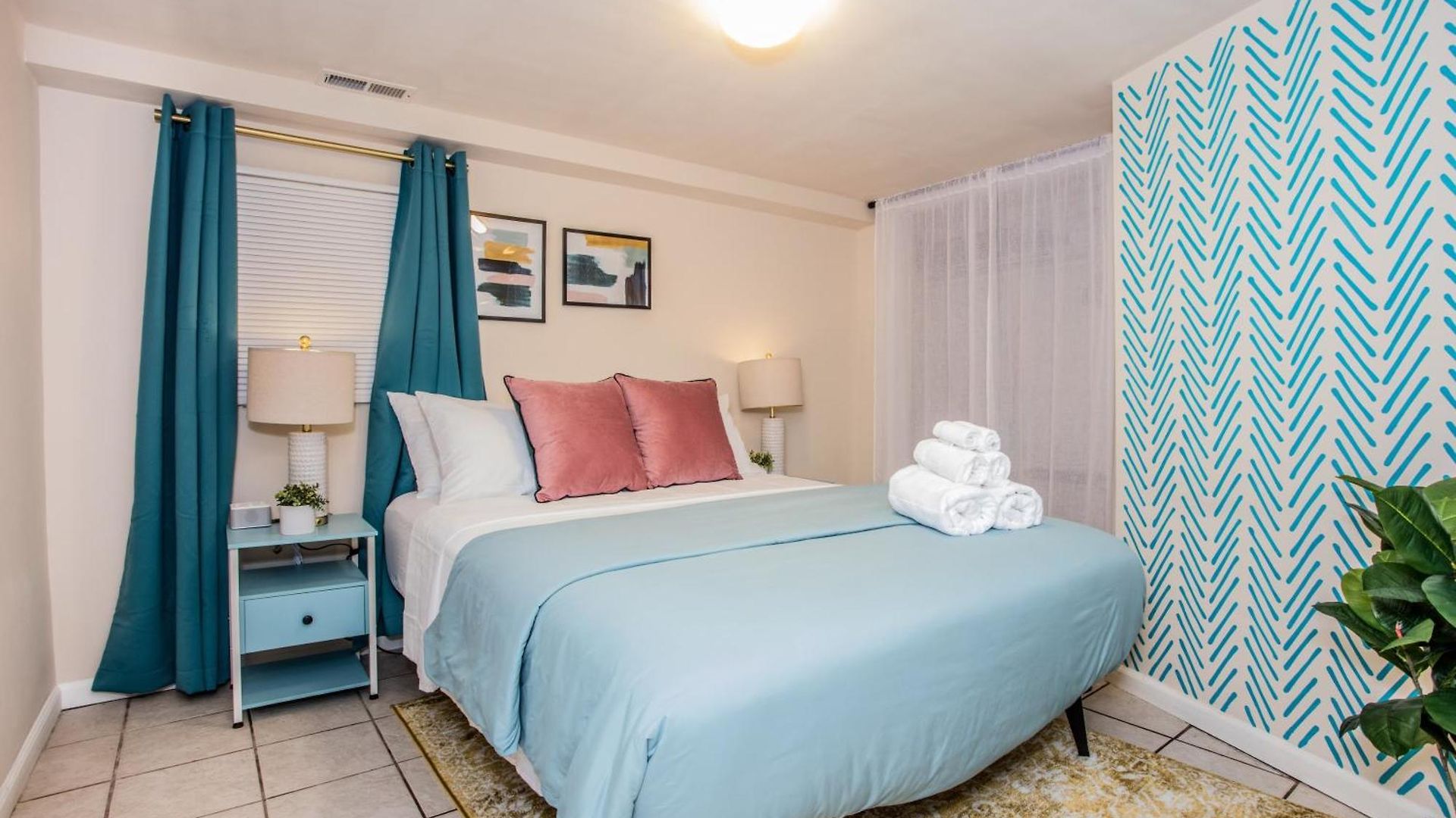 Apartment Walk To Train L Near Attractions And Ord L Free Parking L Patio *