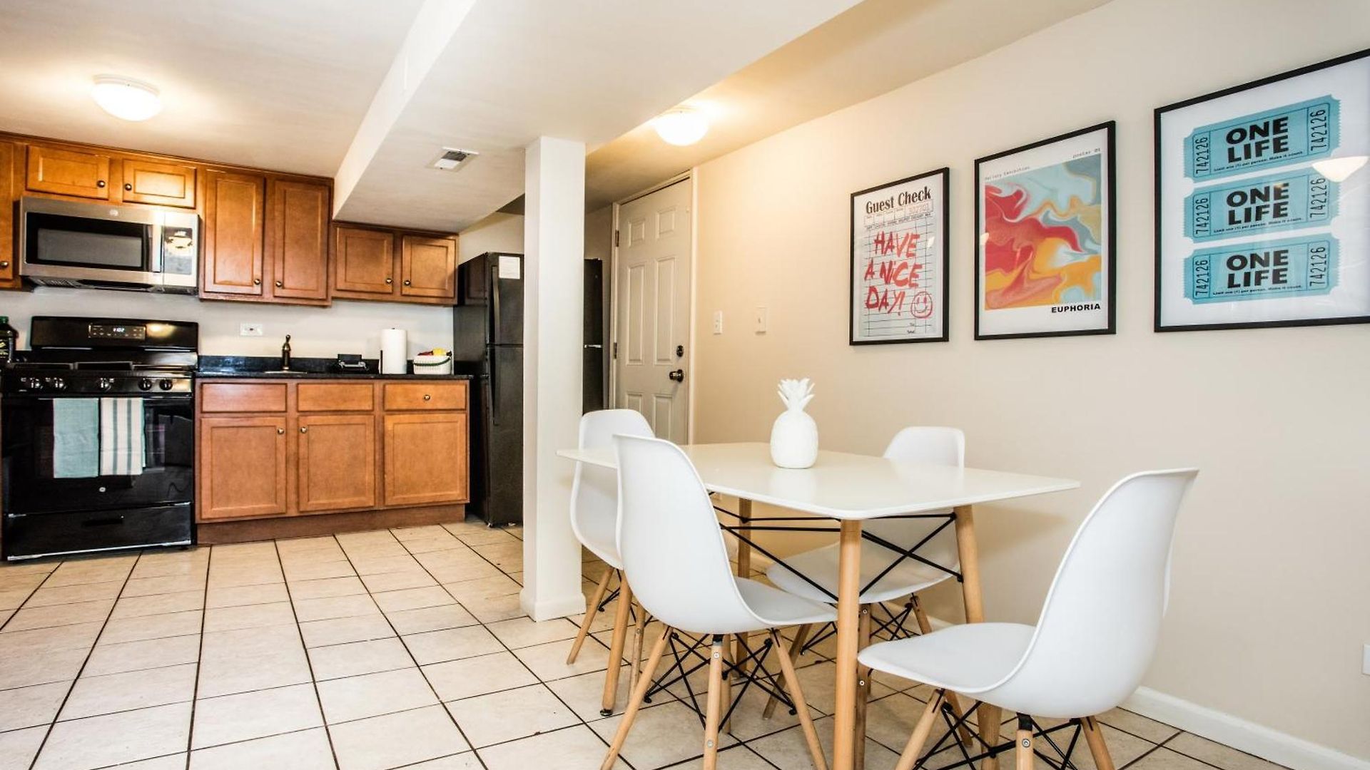 Walk To Train L Near Attractions And Ord L Free Parking L Patio Apartment *