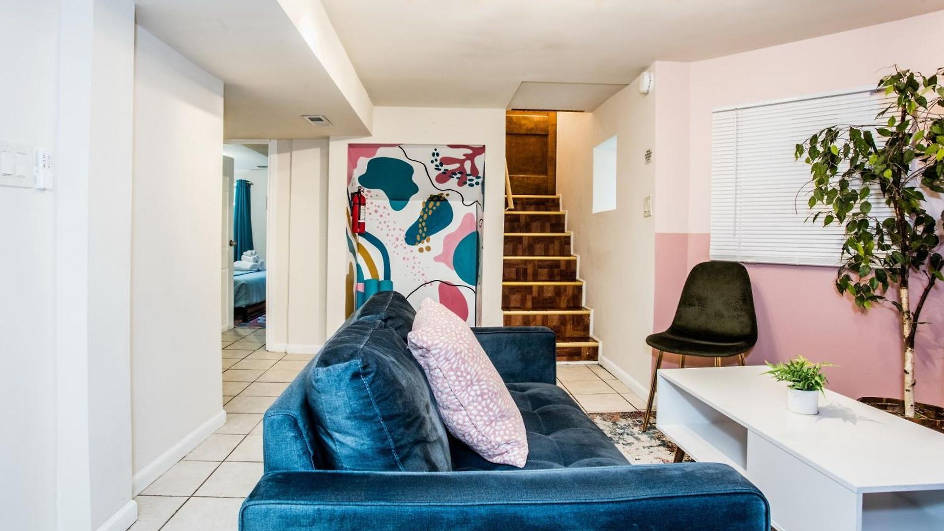 Walk To Train L Near Attractions And Ord L Free Parking L Patio Apartment *