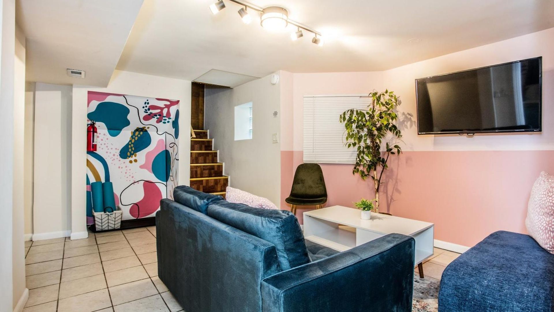 Apartment Walk To Train L Near Attractions And Ord L Free Parking L Patio Chicago