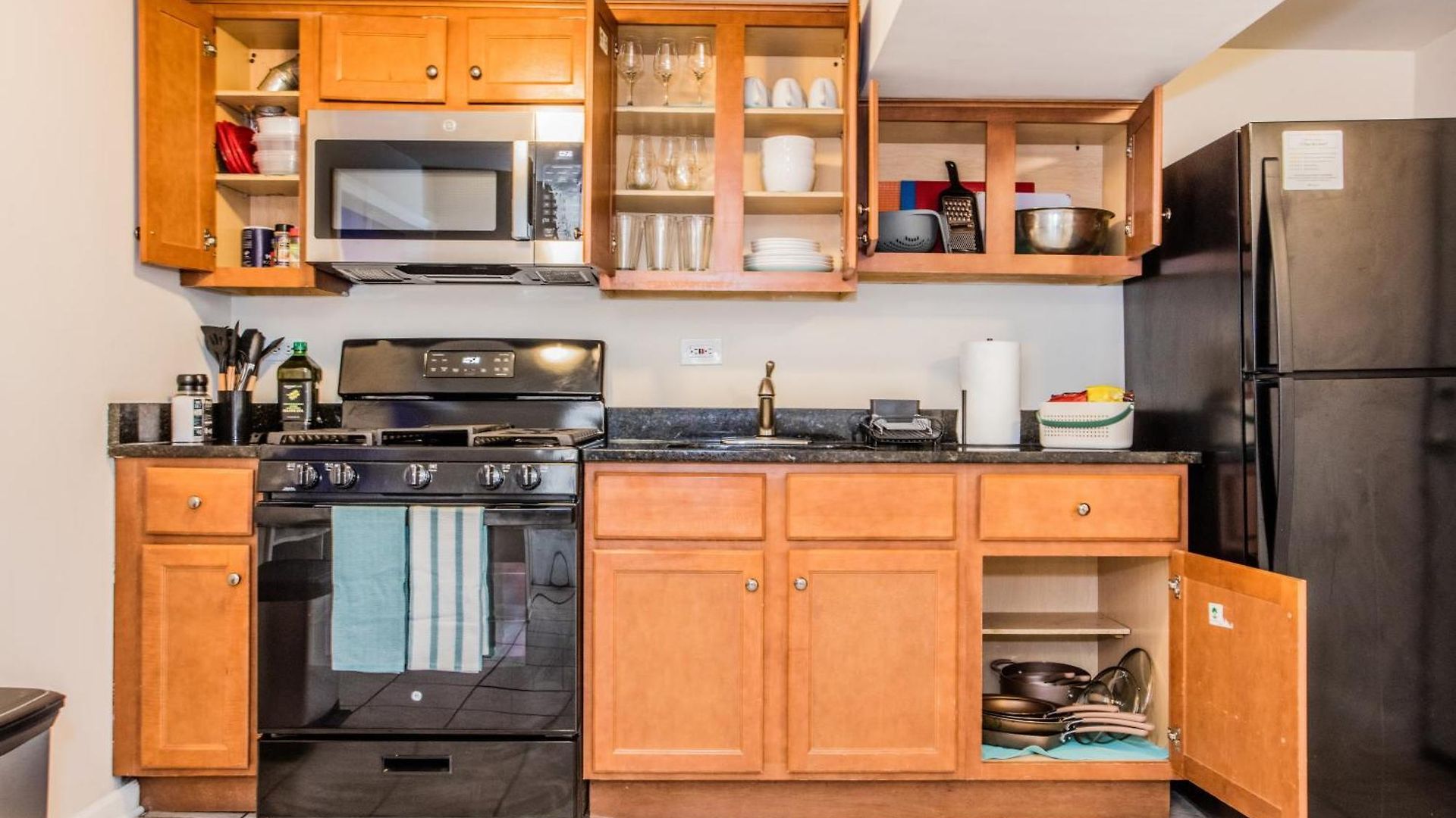 Walk To Train L Near Attractions And Ord L Free Parking L Patio Apartment Chicago