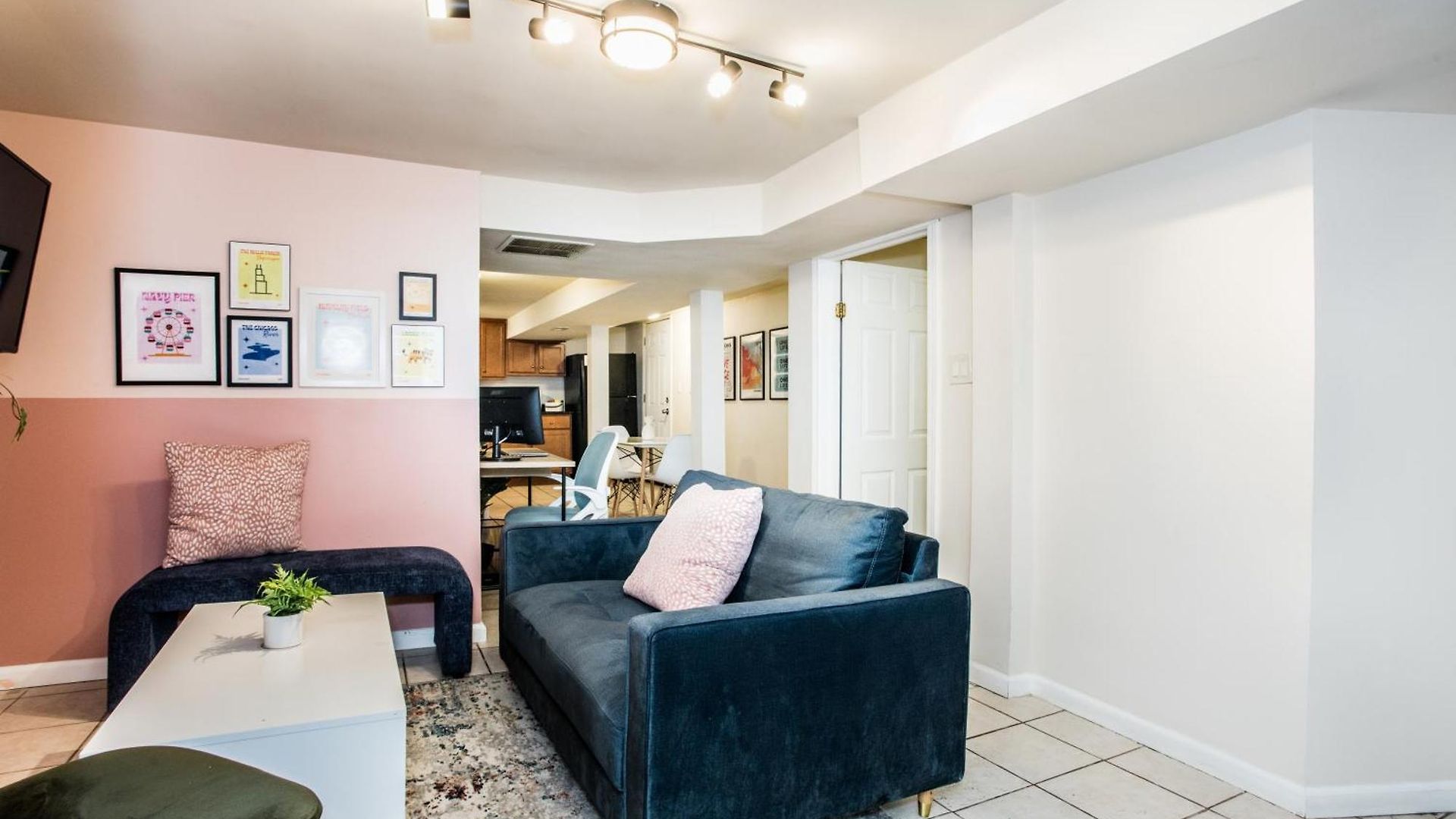 Apartment Walk To Train L Near Attractions And Ord L Free Parking L Patio Chicago