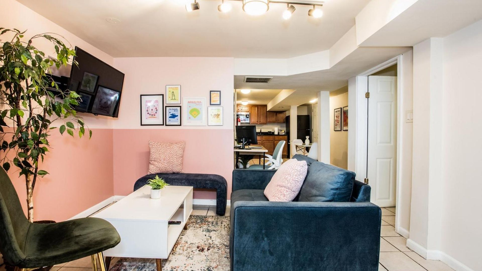 Apartment Walk To Train L Near Attractions And Ord L Free Parking L Patio