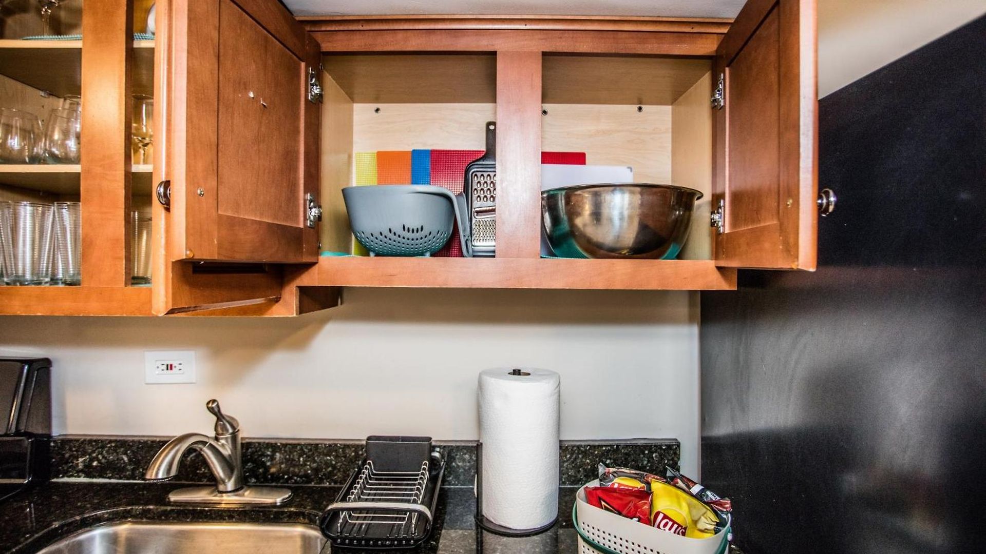 Walk To Train L Near Attractions And Ord L Free Parking L Patio *