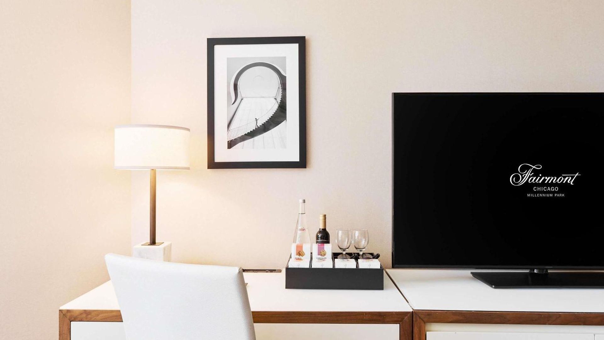 Fairmont Millennium Park 4*