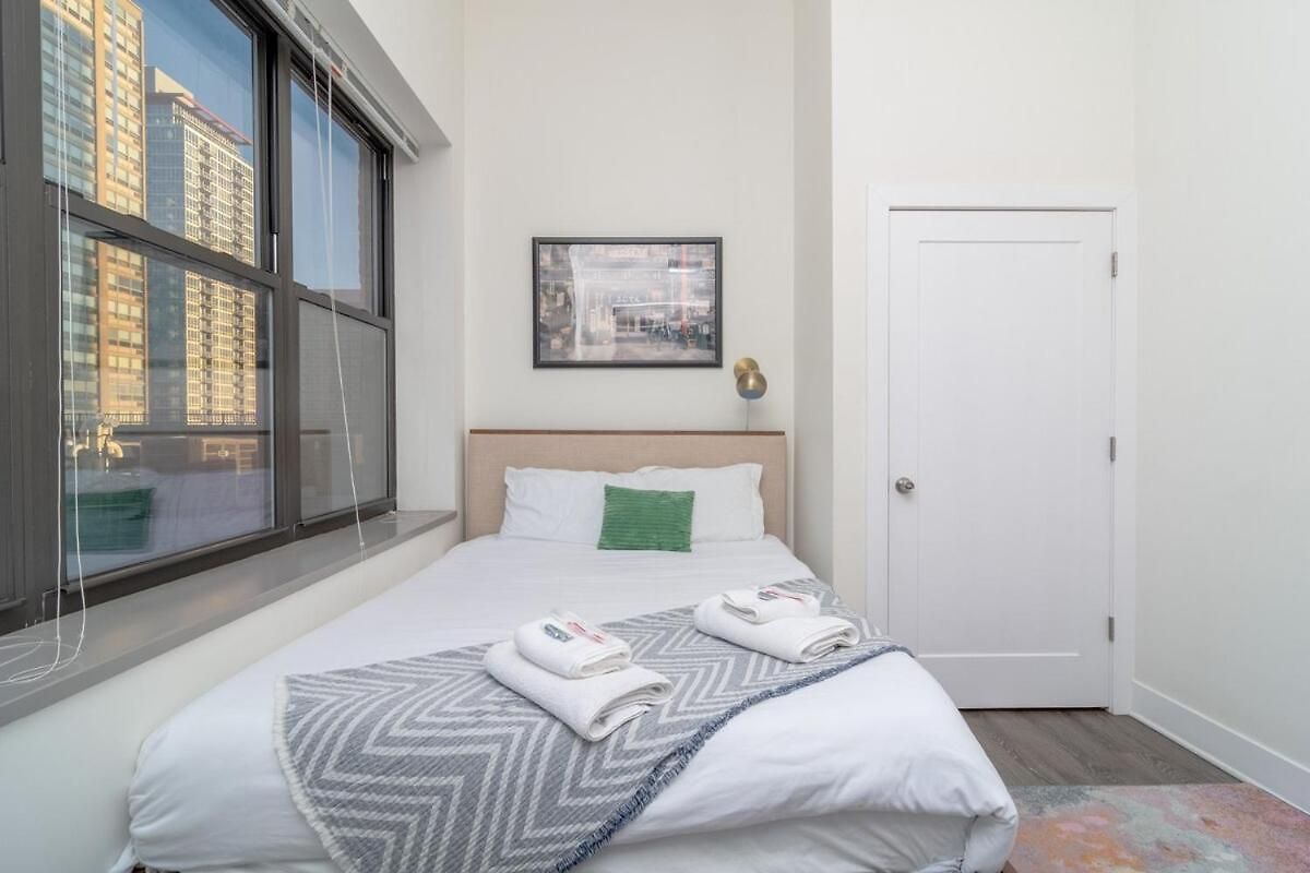 Mccormick Place 3br Luxury Penthouse Duplex With Personal Rooftop And Optional Parking For 8 Guests In South Loop *