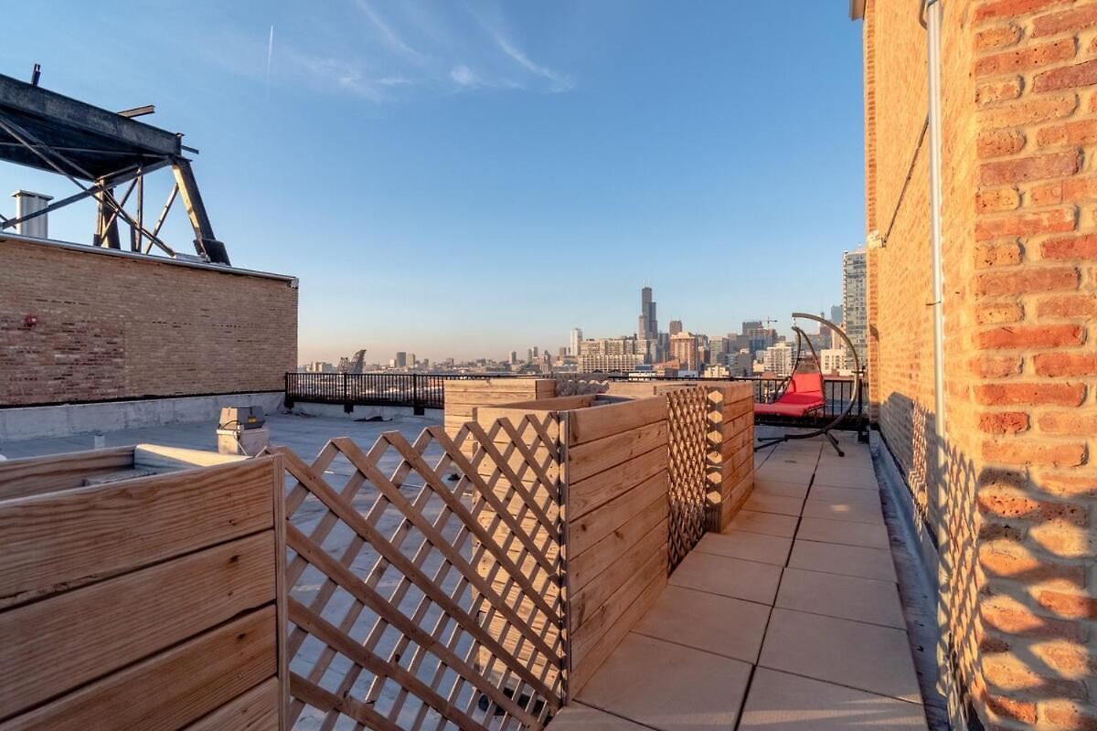 Mccormick Place 3br Luxury Penthouse Duplex With Personal Rooftop And Optional Parking For 8 Guests In South Loop Apartment