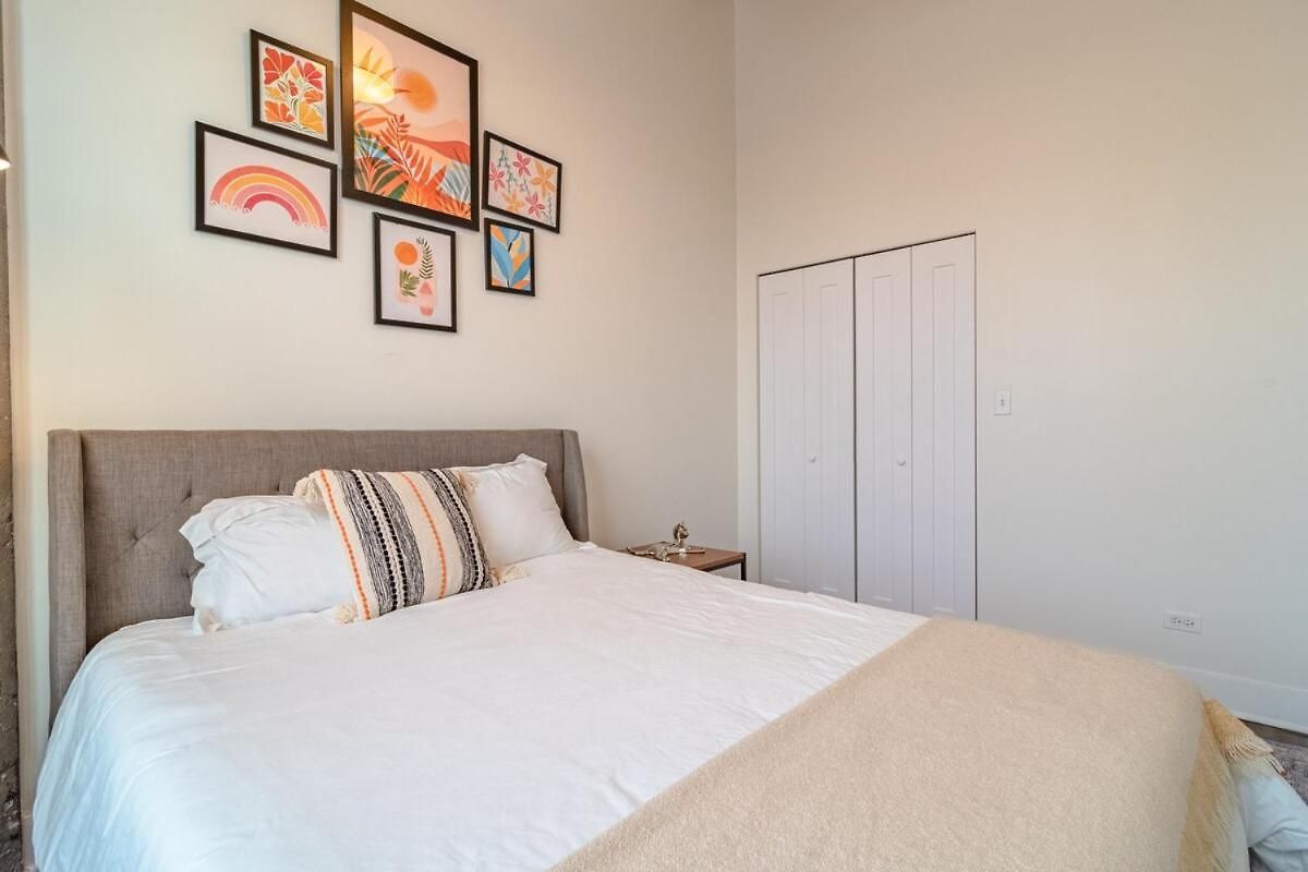Apartment Modern 2br Loft With Amazing Skyline View And Optional Parking For 8 Guests Near Mccormick Place And Soldier Field
