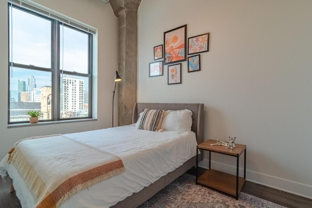 Modern 2br Loft With Amazing Skyline View And Optional Parking For 8 Guests Near Mccormick Place And Soldier Field *