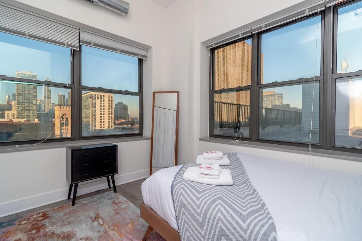 Apartment Mccormick Place 3br Luxury Penthouse Duplex With Personal Rooftop And Optional Parking For 8 Guests In South Loop