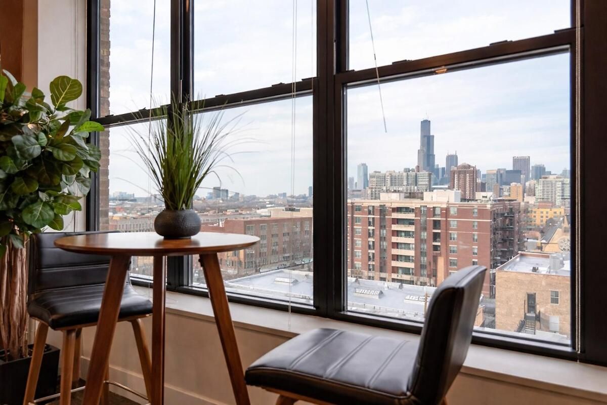 Modern 2br Loft With Amazing Skyline View And Optional Parking For 8 Guests Near Mccormick Place And Soldier Field Apartment