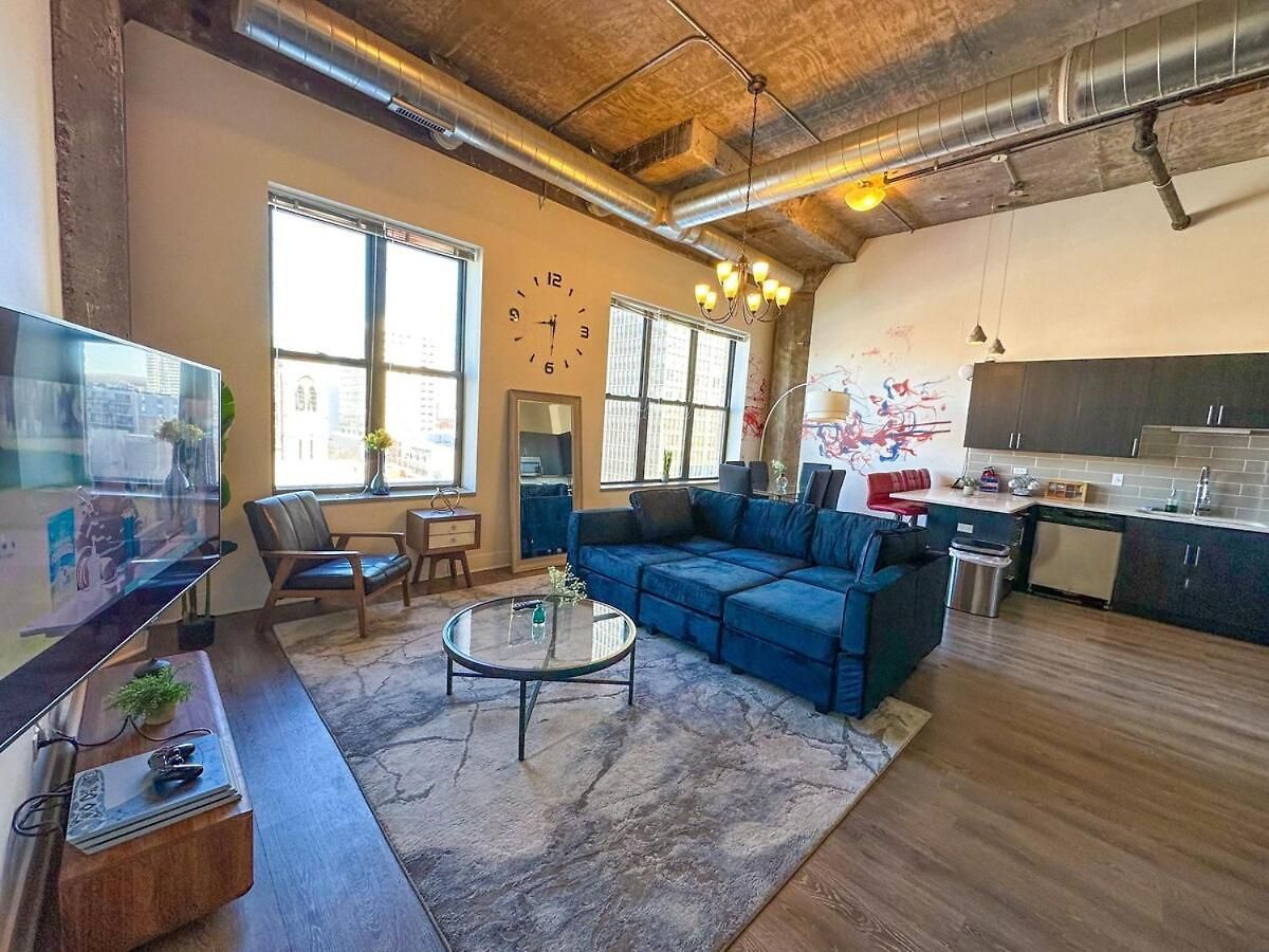 Mccormick Place 3br Luxury Penthouse Duplex With Personal Rooftop And Optional Parking For 8 Guests In South Loop Apartment