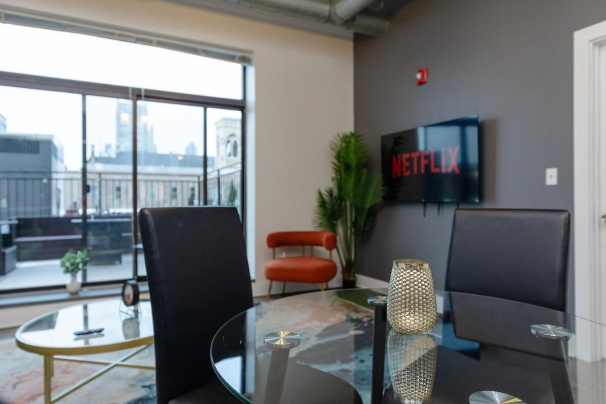 Modern South Loop 2br With View Of Skyline Patio And Gym Access Near Mccormick Place Convention Center & Museum Campus Apartment Chicago