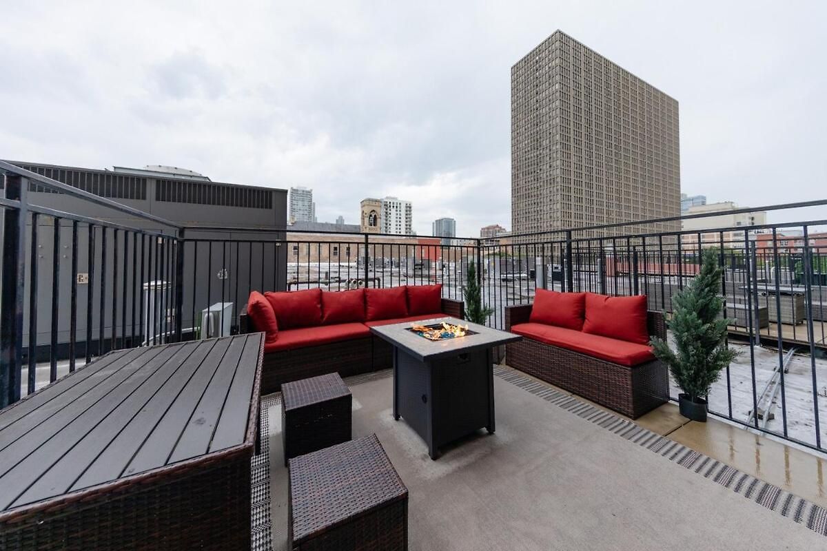 Modern South Loop 2br With View Of Skyline Patio And Gym Access Near Mccormick Place Convention Center & Museum Campus