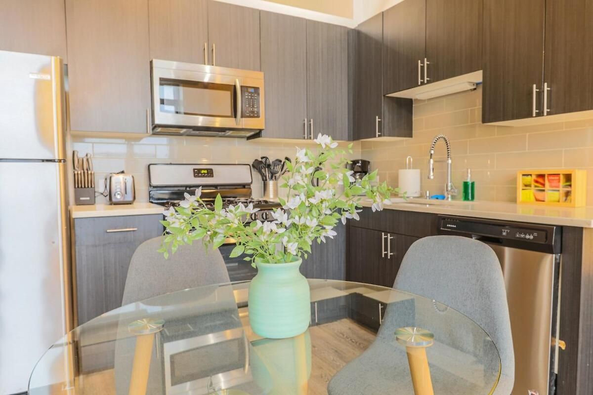 Mccormick 2br-2ba For 8 Guests With Optional Parking & Gym *
