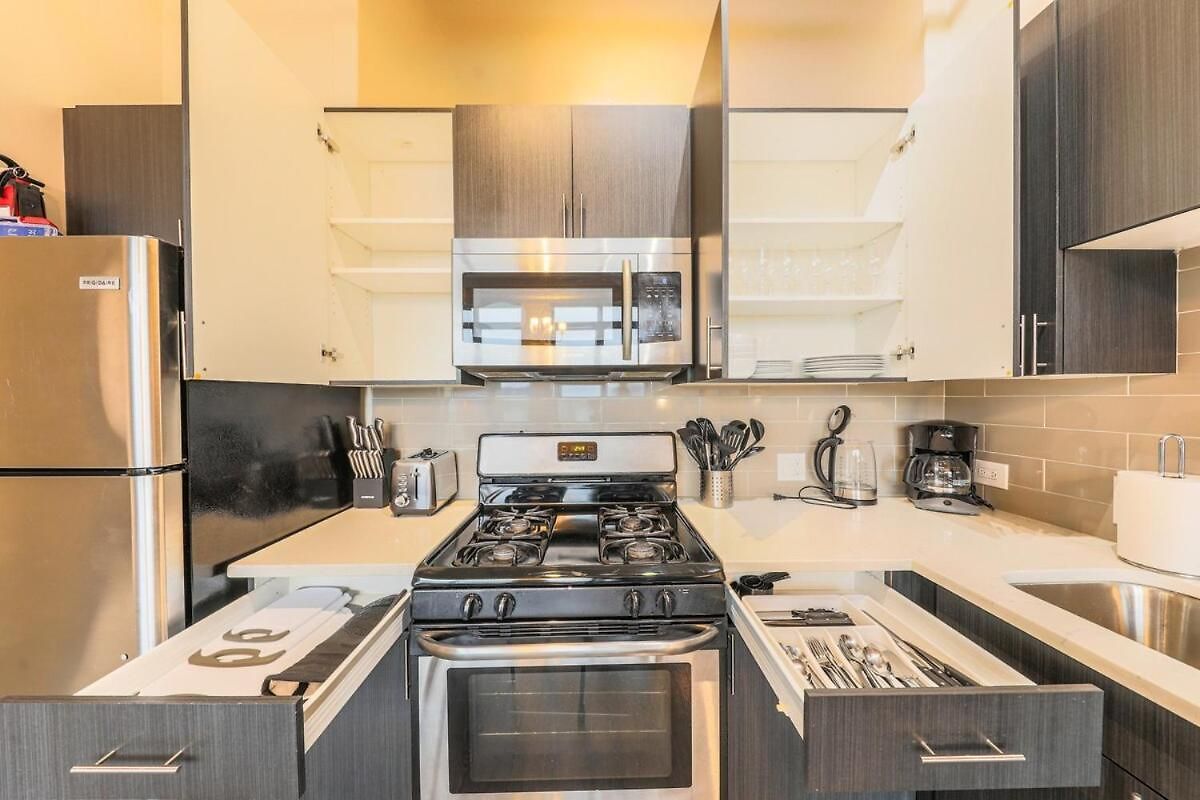 Mccormick 2br-2ba For 8 Guests With Optional Parking & Gym Chicago